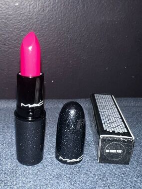 MAC Cosmetics, LE “No Faux Pas” Lipstick — Matte